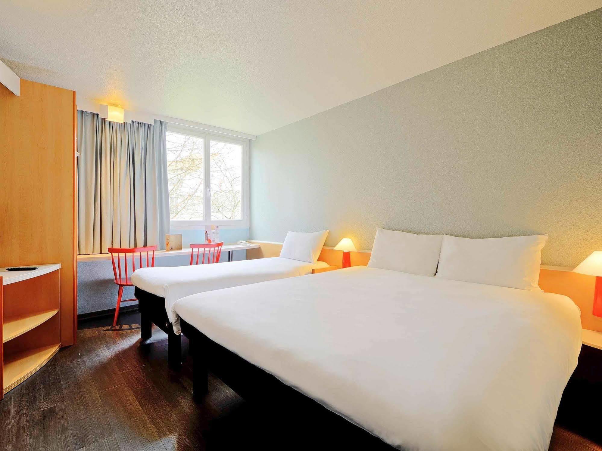Hotel Ibis Poitiers Beaulieu Esterno foto